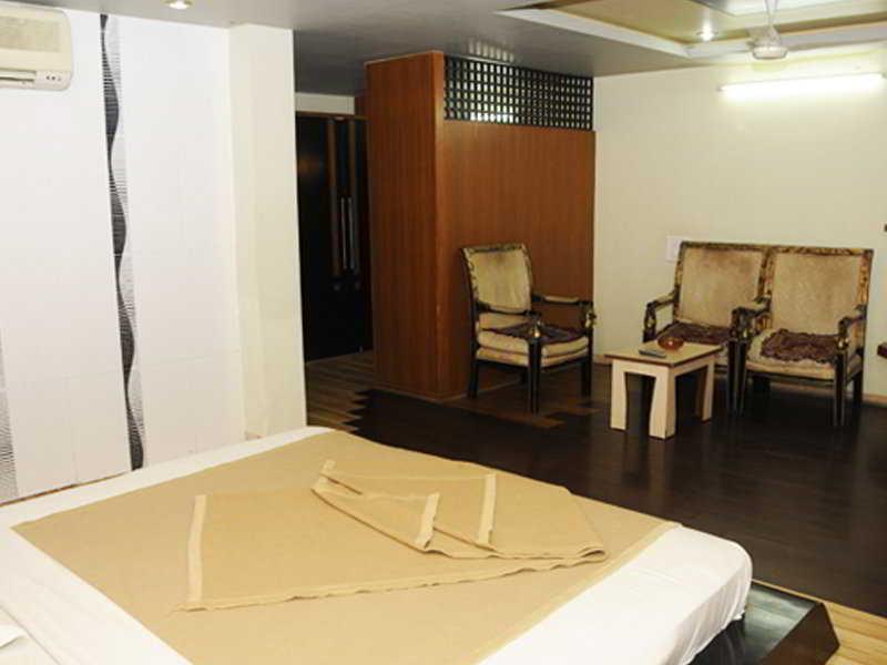 Hotel Neelkanth Paradise Ahmedabad Exterior foto